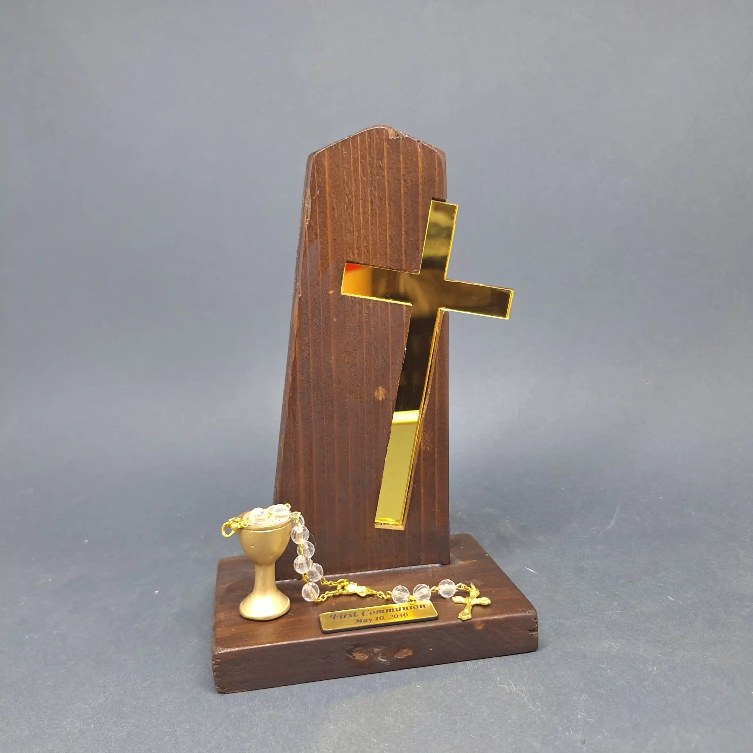 Wooden souvenir with plexi cross